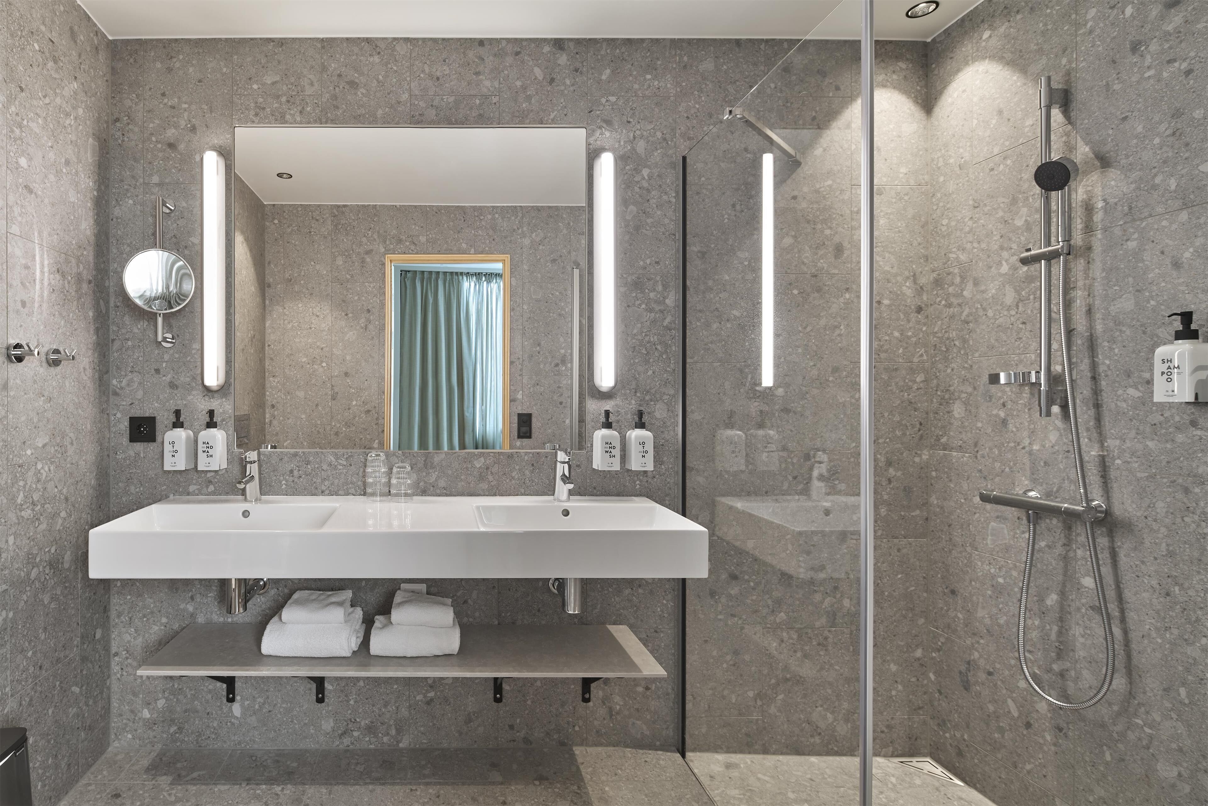 superior twin room, sea view | bathroom | free toiletries, hair dryer, towels