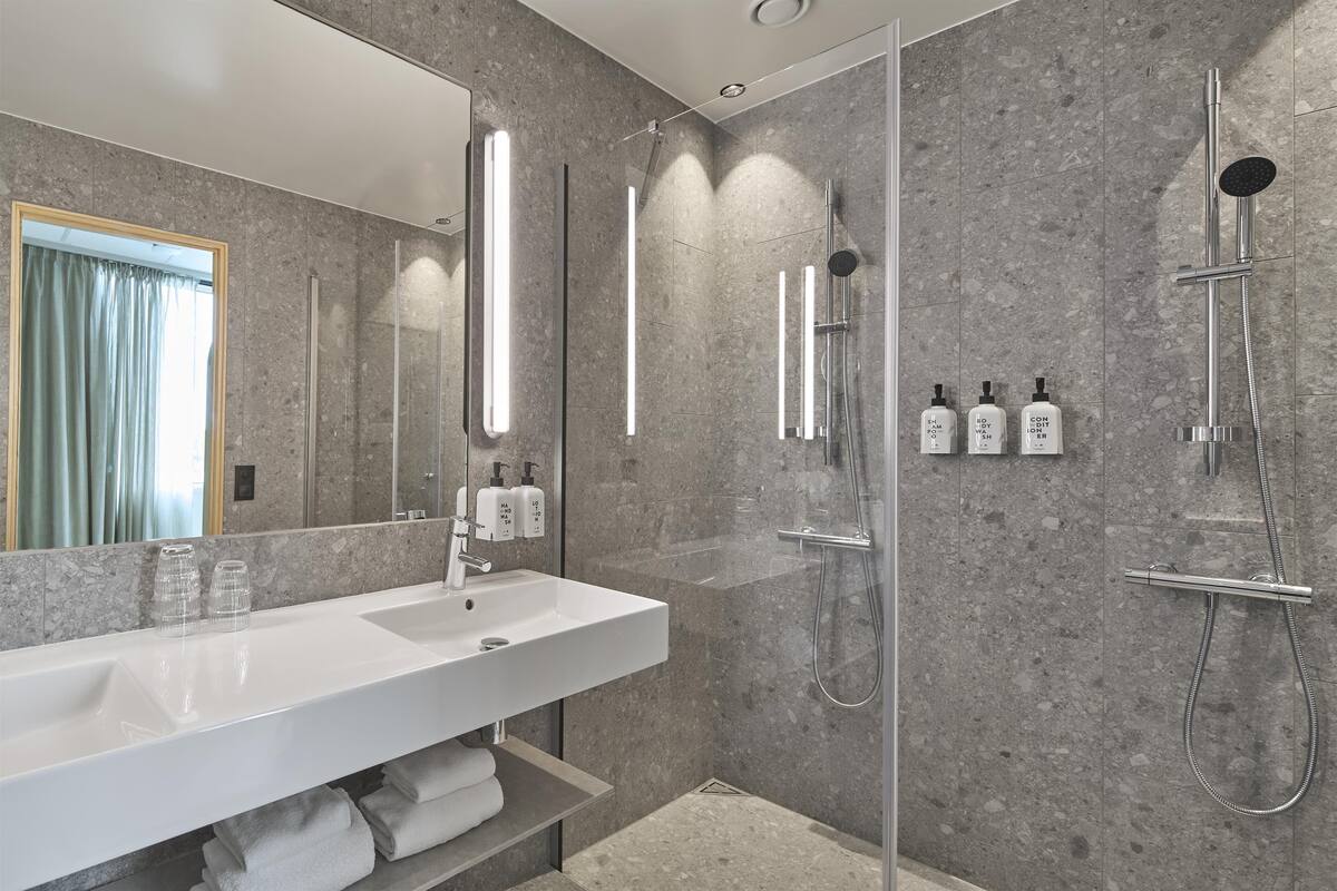 suite (master) | bathroom | free toiletries, hair dryer, towels
