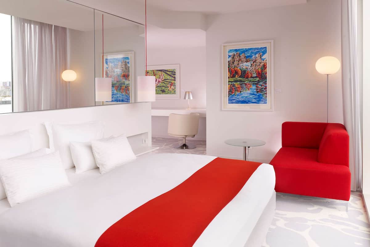 Suite, 1 Schlafzimmer (Corner Art) | Allergikerbettwaren, Minibar, Zimmersafe, Schreibtisch