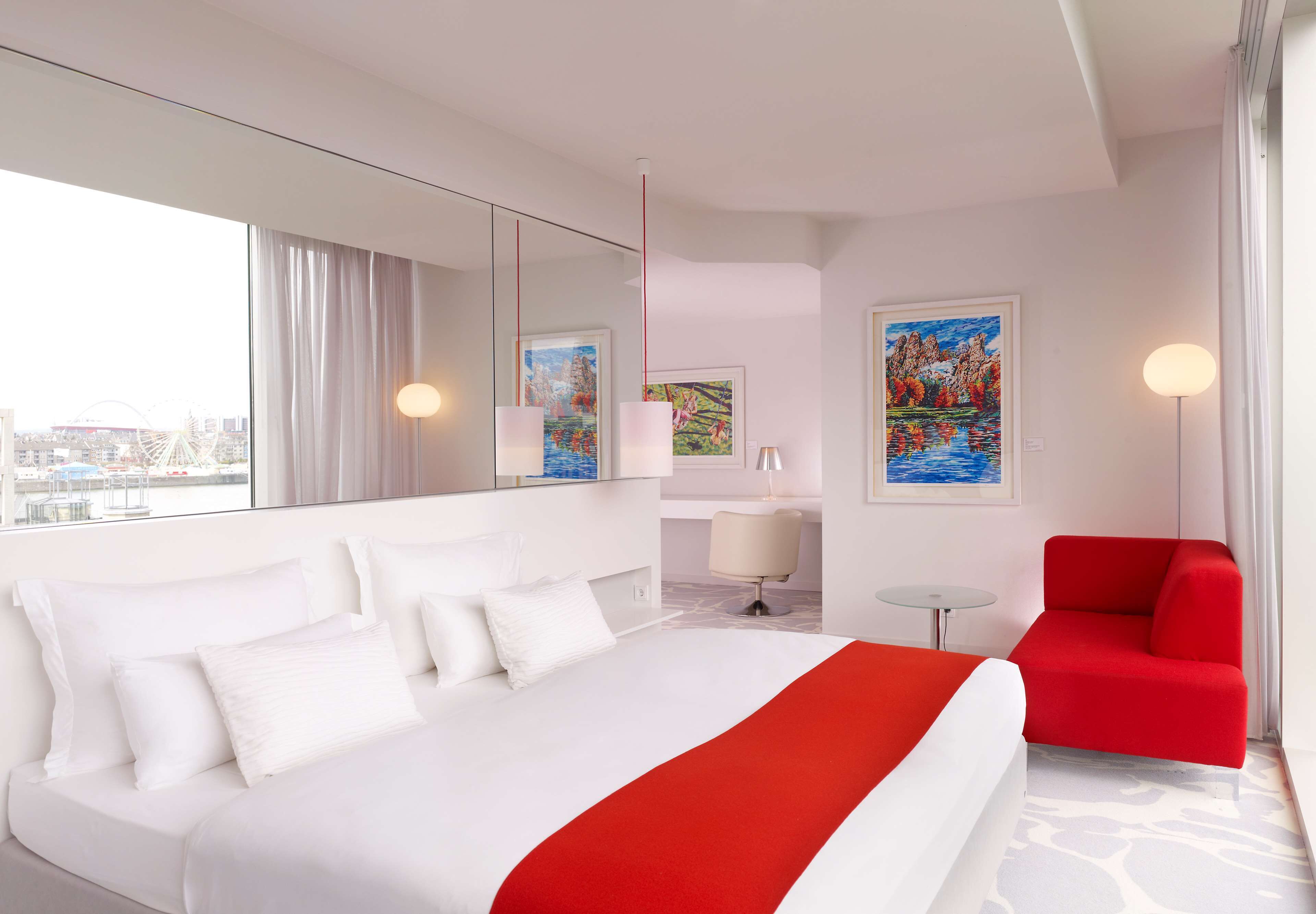 Ropa de cama hipoalergénica, minibar, caja fuerte y escritorio