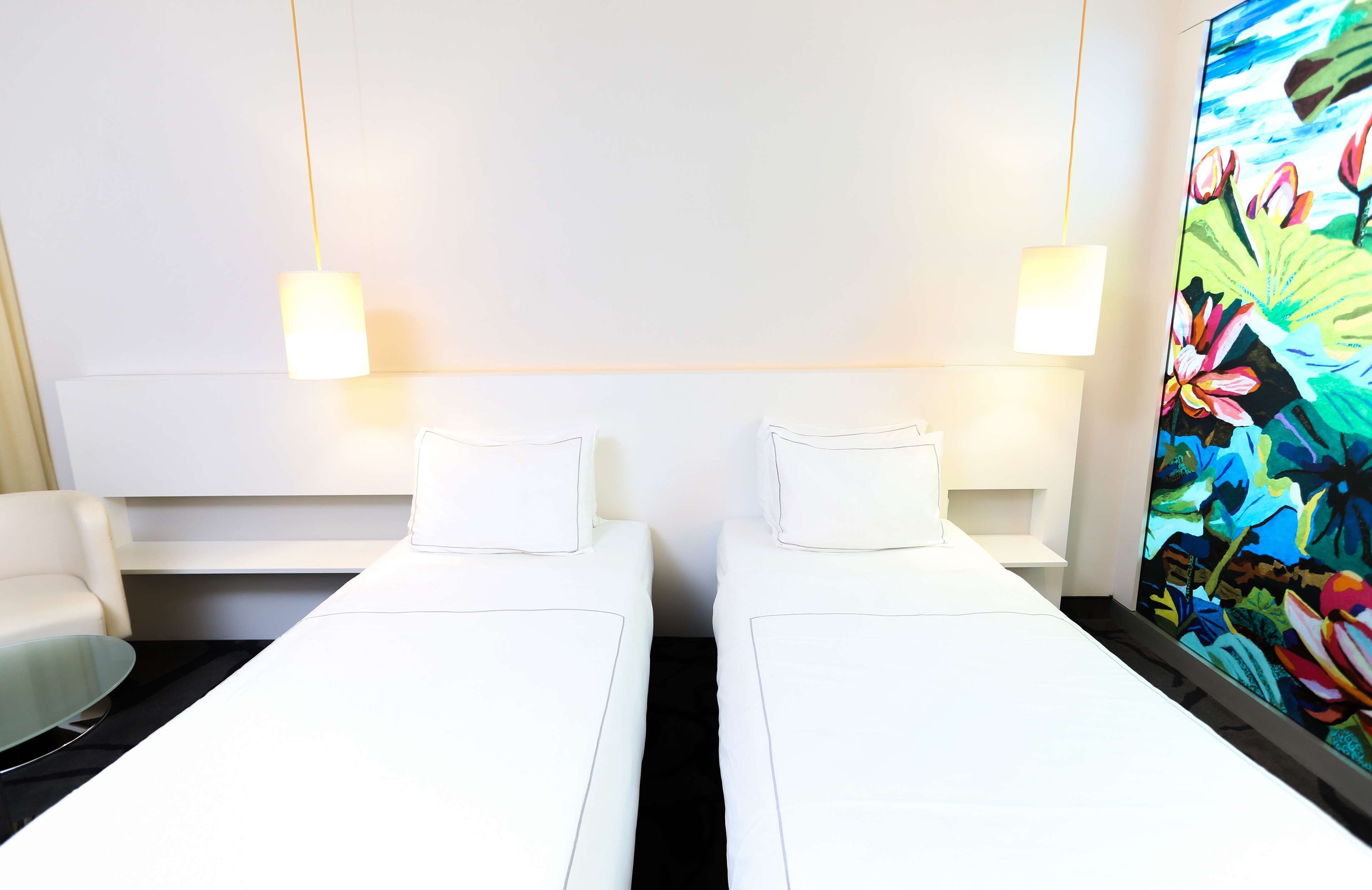 Room (Art) | Hypo-allergenic bedding available, minibar, in-room safe, desk