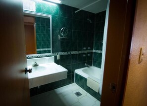 Bathtub, towels - Hotel Gilfer Puebla Centro Histórico (Puebla)