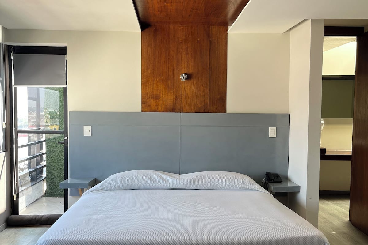 Premier Studio Suite | In-room safe, desk, laptop workspace, iron/ironing board