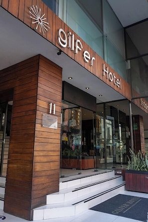 L'esterno dell'Hotel Gilfer, dal design moderno, con facciata in legno e ingresso in vetro.