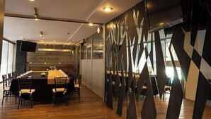 A modern conference room with a long table, chairs, and a large screen. - Hotel Gilfer Puebla Centro Histórico (Puebla)