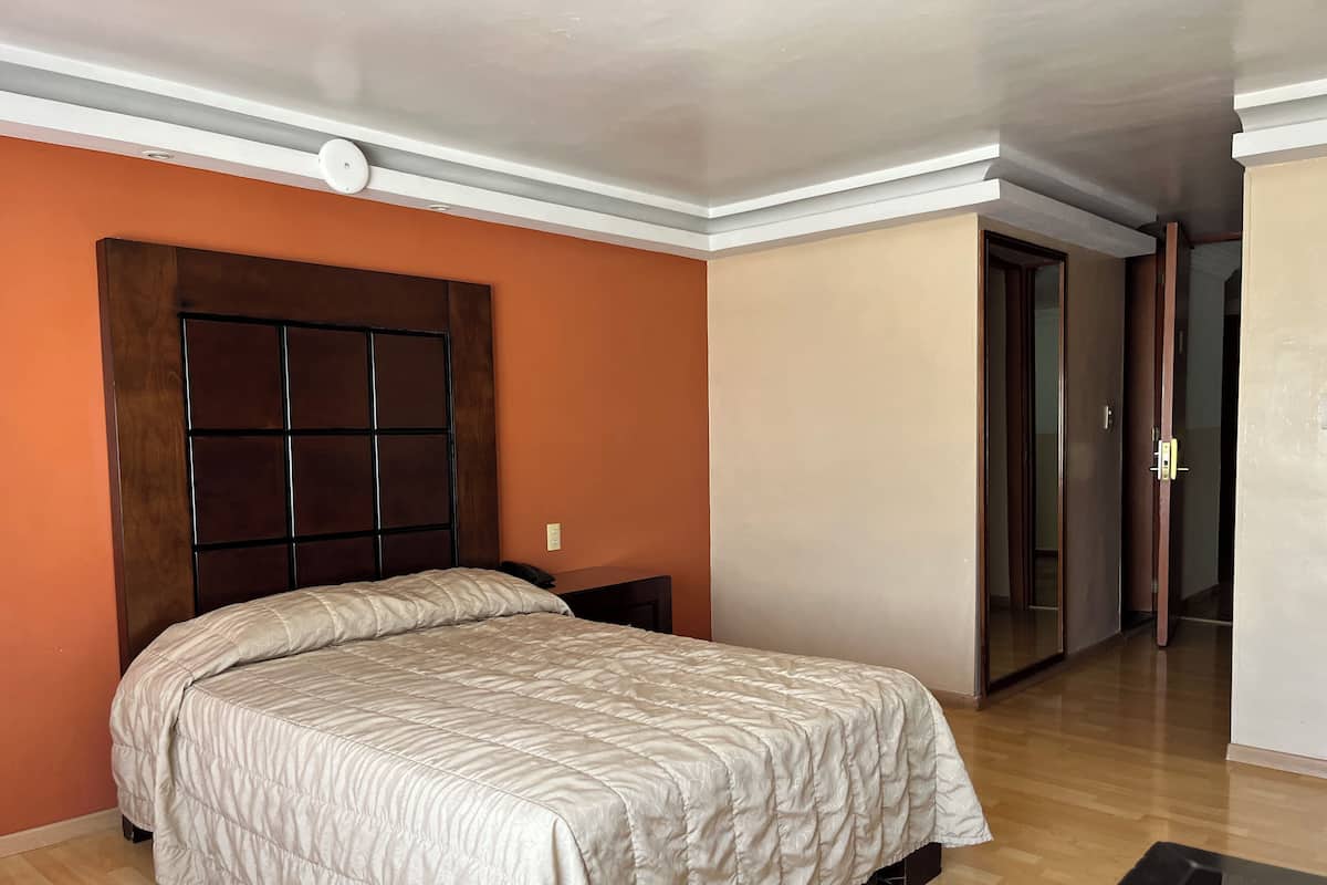 Executive Room, 1 Double Bed | In-room safe, desk, laptop workspace, iron/ironing board