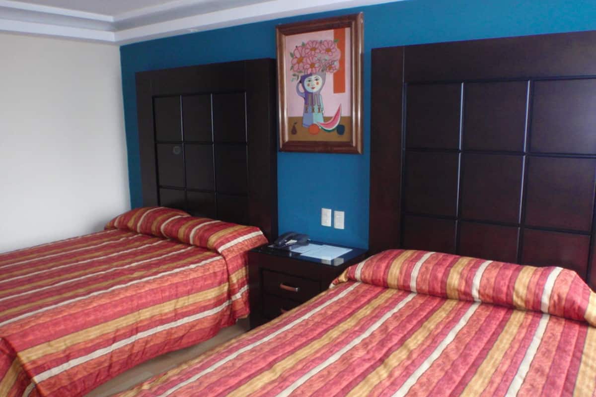 Habitación estándar | Caja de seguridad en la habitación y escritorio