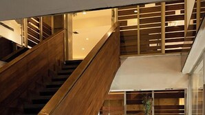 A modern staircase with wooden railings and a potted plant. - Hotel Gilfer Puebla Centro Histórico (Puebla)