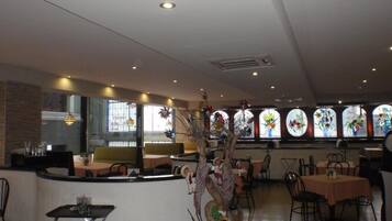 2 restauranter, frokost, lunsj og middag serveres, internasjonale retter