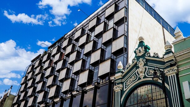 A building with a grid of windows and a decorative entrance with a green and white color scheme. - Hotel Gilfer Puebla Centro Histórico (Puebla)