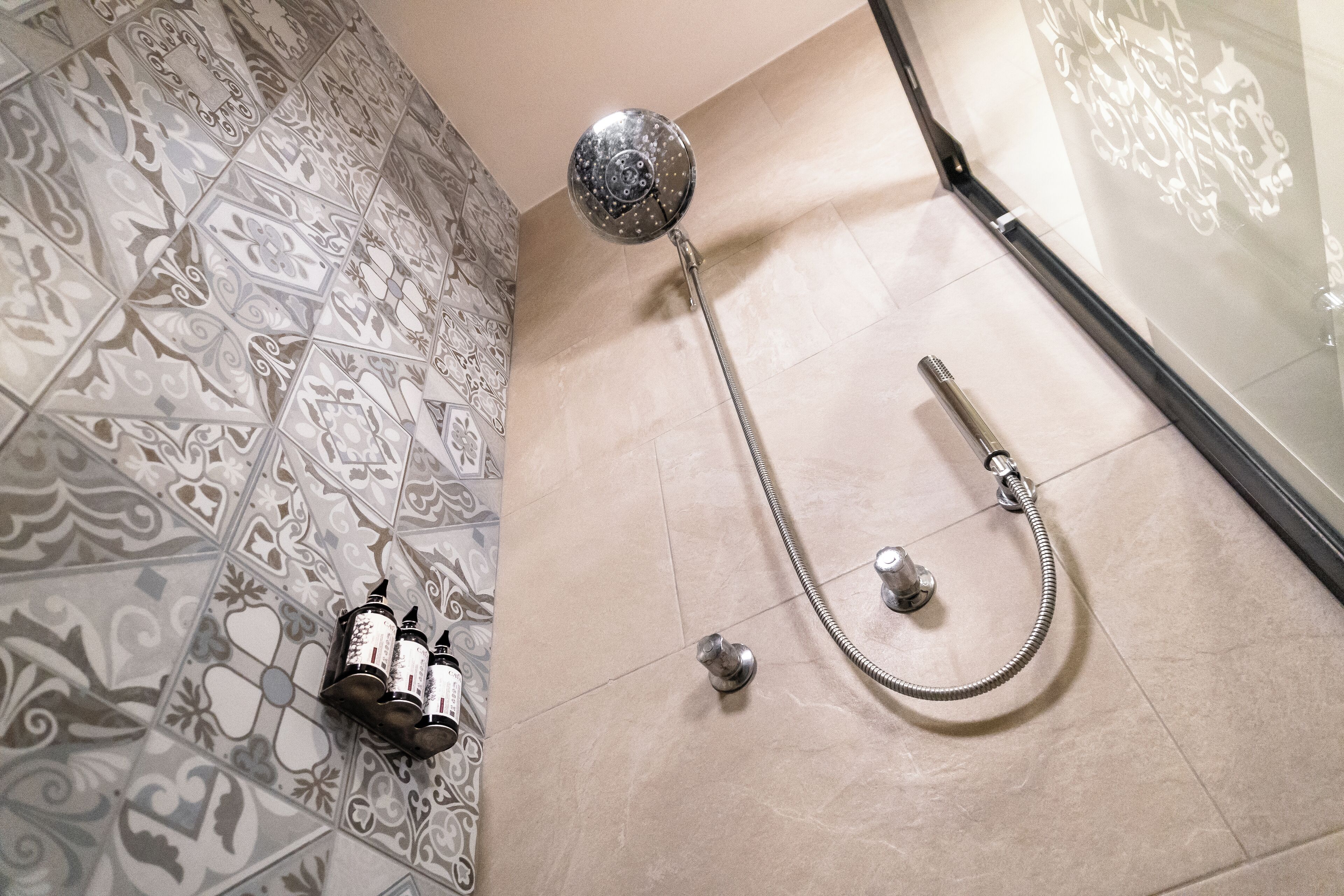 Een douche met een handdouche en een extra handdouche.