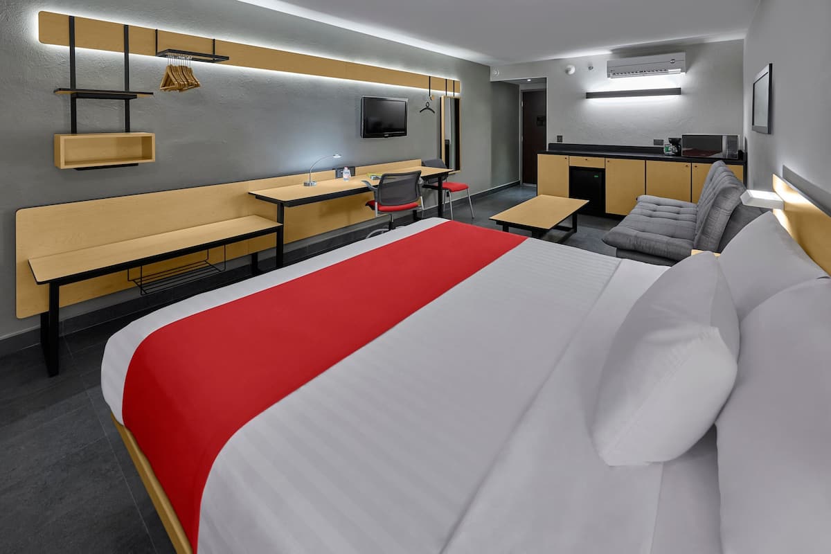 Camera Superior, 1 letto queen con divano letto, vista oceano | Copriletto in piuma, una scrivania, ferro/asse da stiro, Wi-Fi gratuito