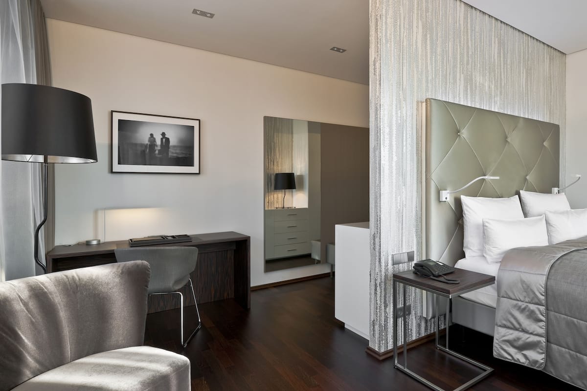 高級寢具、迷你吧、房內夾萬、書桌