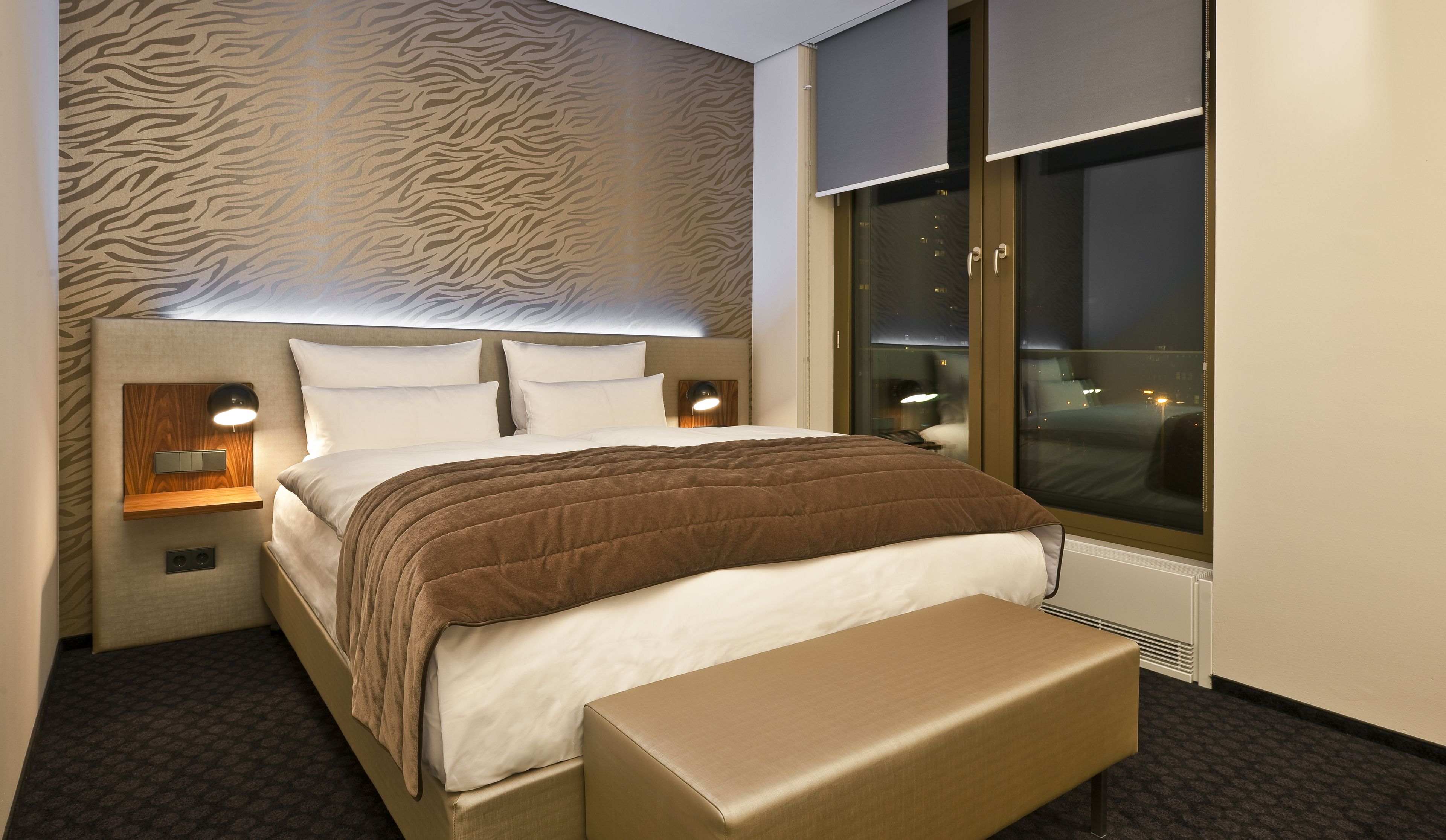 standard room | premium bedding, minibar, in-room safe, desk