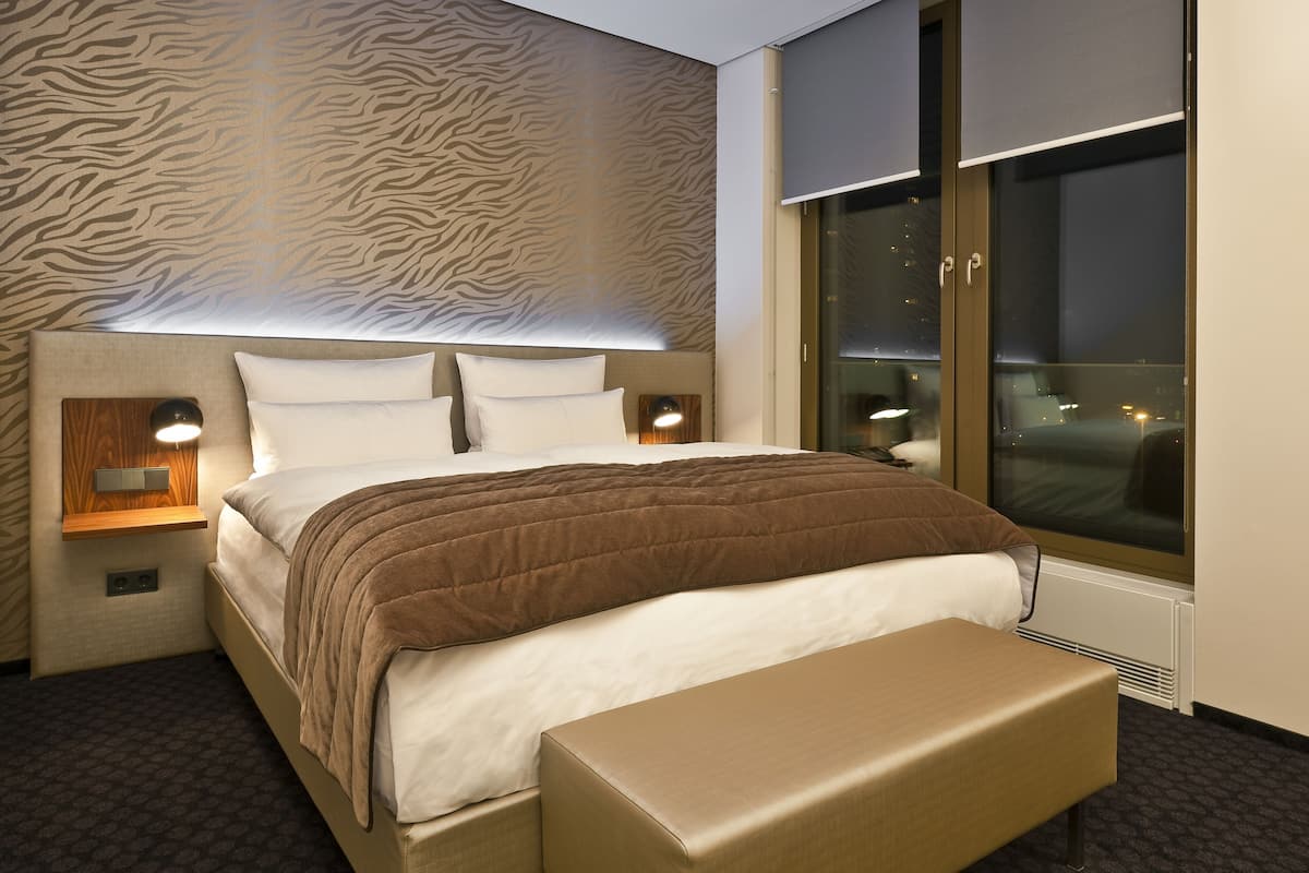 高級寢具、迷你吧、房內夾萬、書桌