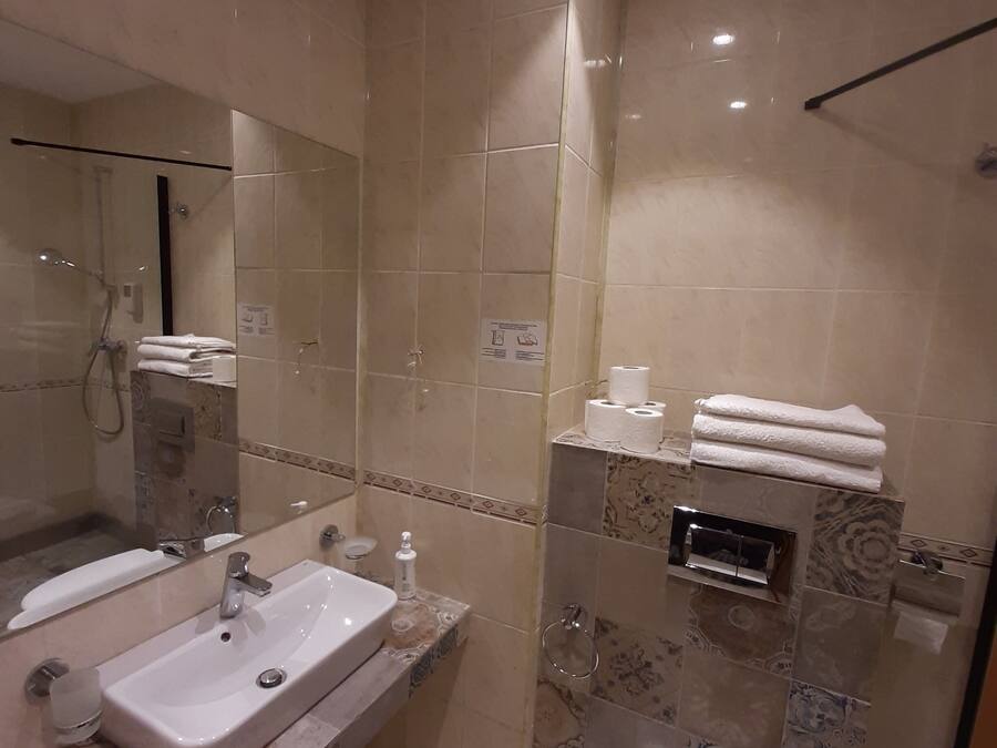Un bagno con lavandino, WC e zona doccia.