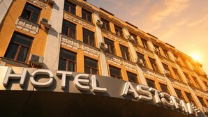 Un hotel con un letrero llamativo que dice 'HOTEL ASTORIA'.