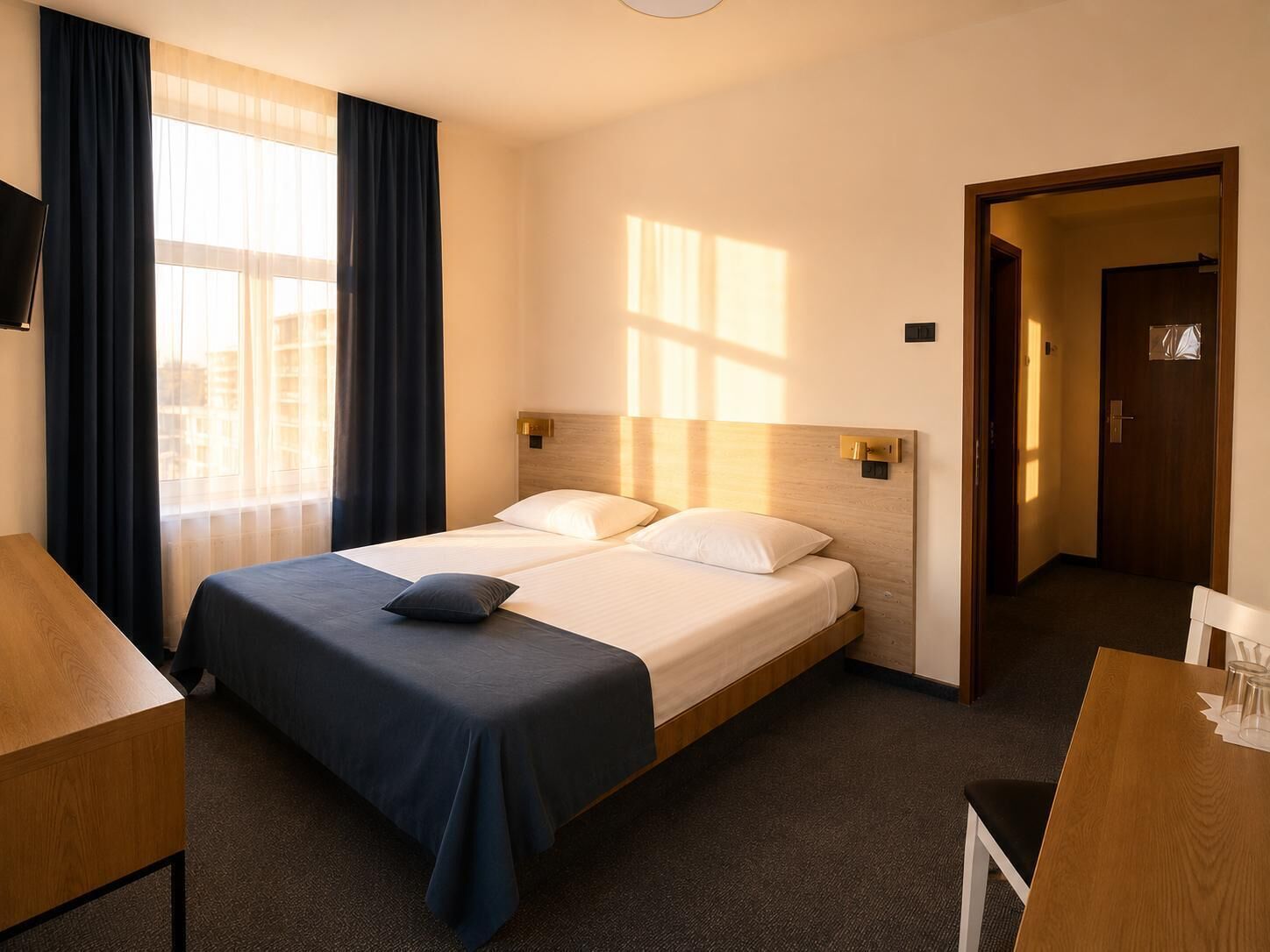 Minibar, värdeförvaringsskåp på rummet, skrivbord och ljudisolering