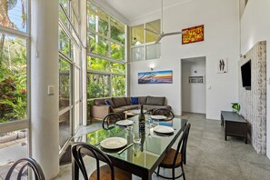 Family Townhome, 3 Bedrooms, 2 Bathrooms | In-room dining