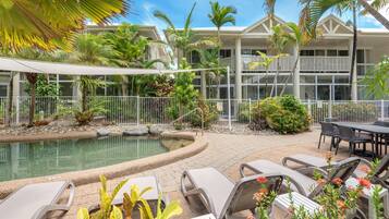 Piscina externa, guarda-sóis, espreguiçadeiras