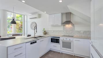 Full-size fridge, microwave, oven, stovetop