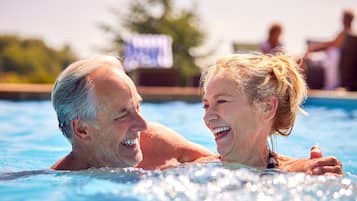 Piscine extérieure, chaises longues
