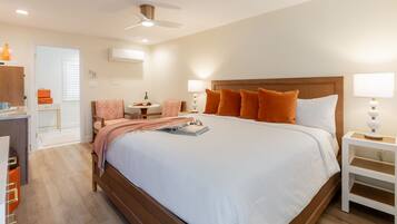 Studio, 1 kingsize-seng | Senger med overmadrass, blendingsgardiner og strykejern/-brett