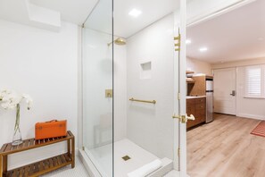 Premium Suite, 1 Katil Raja (King) | Bilik Mandi | Pancuran mandi, kelengkapan dandanan diri percuma, pengering rambut 
