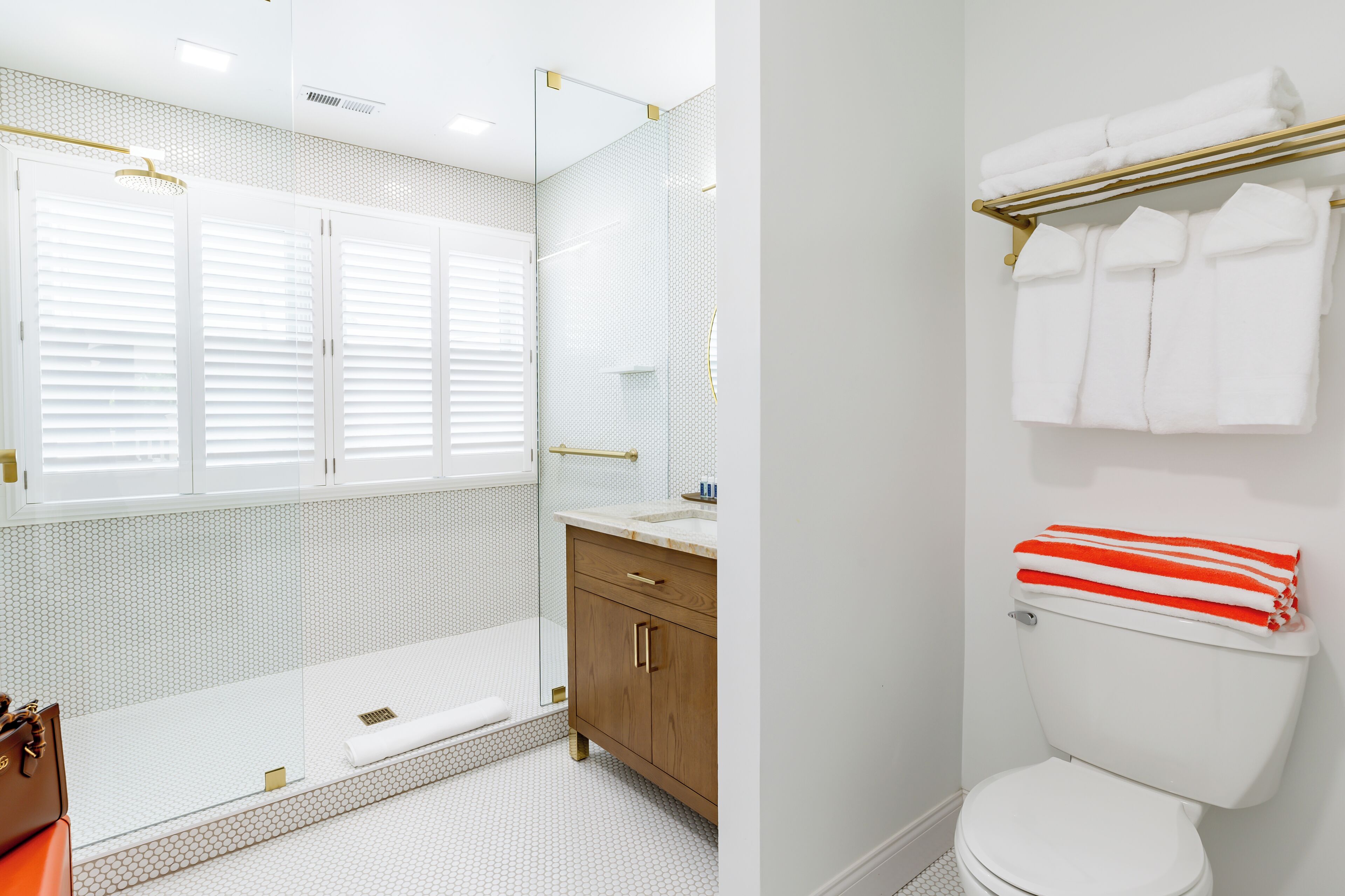 Une salle de bain avec douche, toilettes et lavabo.