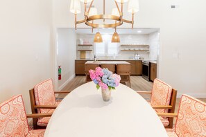 Suite, 2 Bedrooms | Ruang makan