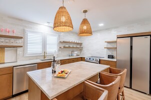 Suite, 2 habitaciones | Cocina privada | Frigorífico pequeño, microondas, cafetera o tetera y tostadora