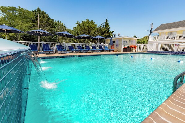 Outdoor pool, pool loungers - The Beach Club on Madison Avenue (Cape May)