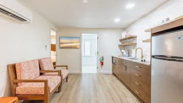 Suite – premium, 1 kingsize-seng | Senger med overmadrass, blendingsgardiner og strykejern/-brett