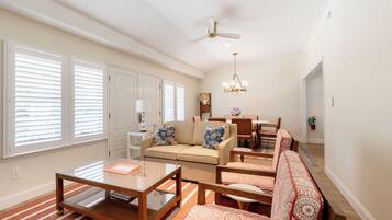 Suite, 2 soverom | Oppholdsområde | En 55-tommers smart-TV med kabel-kanaler