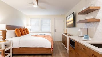 Studio, 1 King Bed | Pillow-top beds, blackout curtains, iron/ironing board, free WiFi