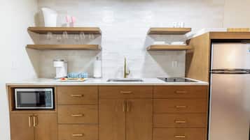 尊荣套房, 1 张特大床 | 私人厨房 | 迷你冰箱、微波炉、茶具/咖啡用具、烤面包机