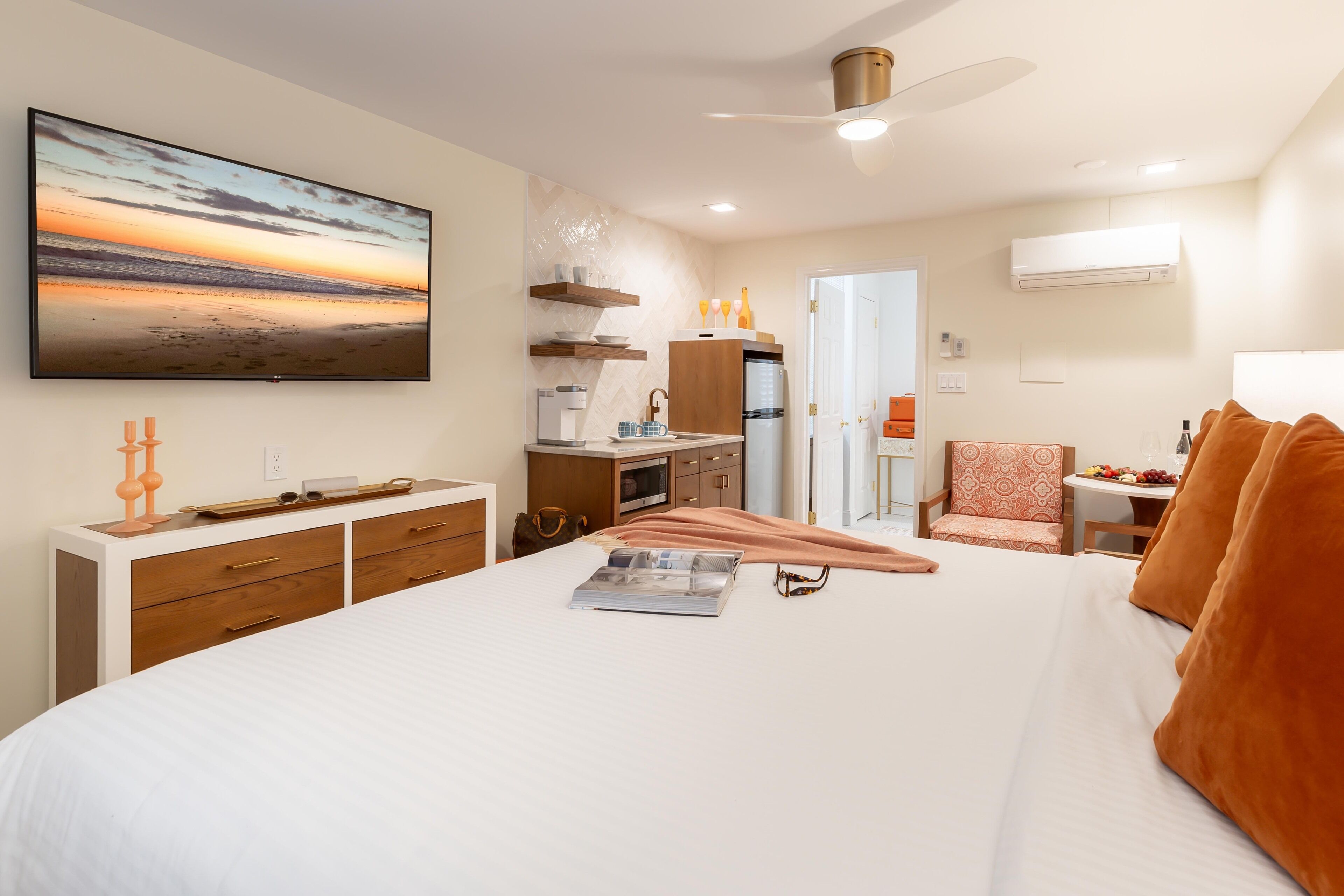 Studio, 1 King Bed | Pillowtop beds, blackout drapes, iron/ironing board, free WiFi