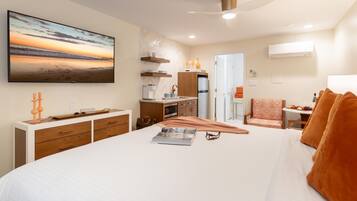 Studio, 1 King Bed | Pillowtop beds, blackout drapes, iron/ironing board, free WiFi