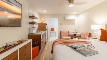 Studio, 1 King Bed | Pillow-top beds, blackout curtains, iron/ironing board, free WiFi
