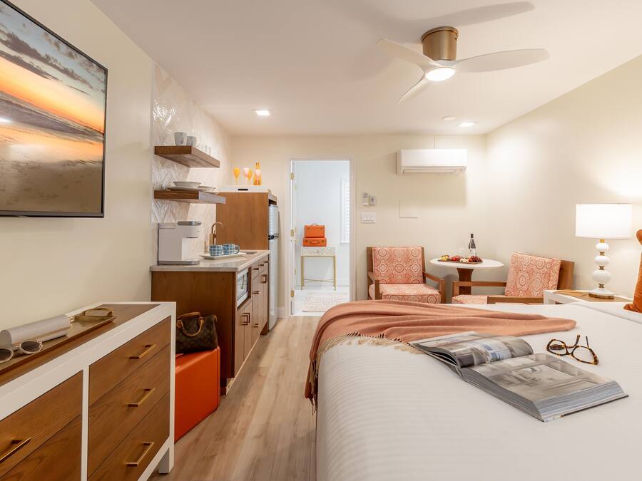 Estudio, 1 cama de matrimonio grande | Colchones con acolchado adicional y cortinas opacas