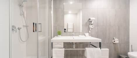 Departamento Premier | Baño | Regadera, secadora de cabello, pantuflas, toallas