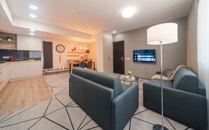 Apartemen Eksekutif | Area keluarga | Smart TV 50-inci dengan saluran TV digital dan TV