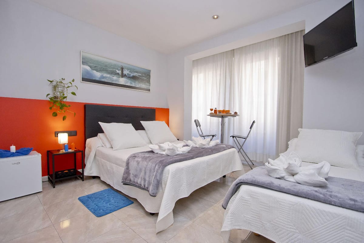 Standard-Doppel- oder -Zweibettzimmer | Betten mit Memory-Foam-Matratzen, Schreibtisch