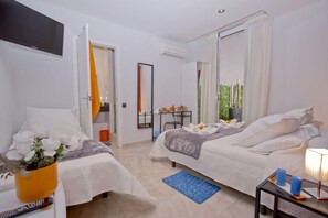 Standard Double or Twin Room | Interior - Barcelona City Centre (Barcelona)