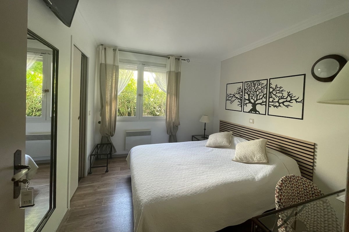 Habitación doble | Ropa de cama de alta calidad y minibar
