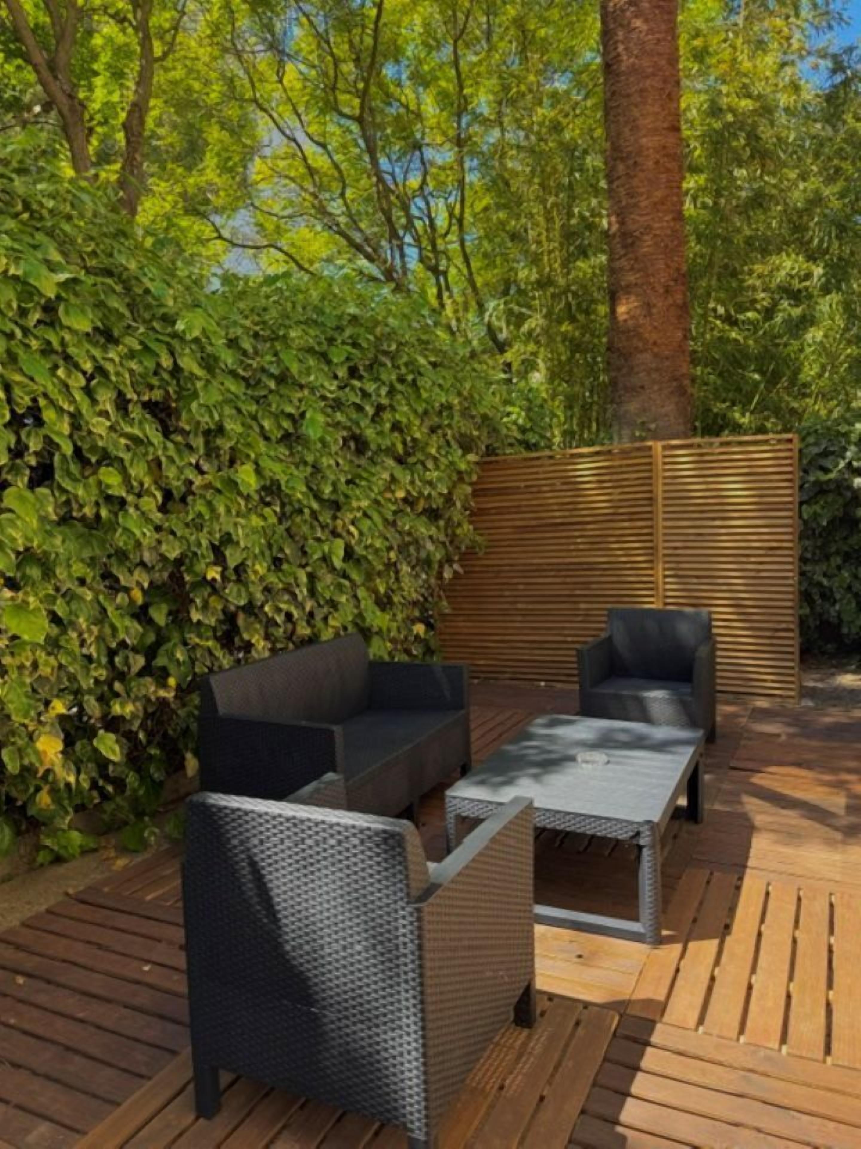 Zimmer, Terrasse | Hochwertige Bettwaren, Minibar, Zimmersafe, individuell dekoriert