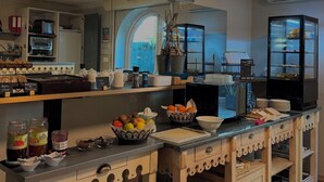 Una cocina con armarios de madera, una cafetera y diversos alimentos sobre la encimera.