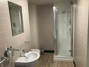 Shower, free toiletries, hair dryer, towels - The Oxnoble (Manchester)