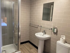 Shower, free toiletries, hair dryer, towels - The Oxnoble (Manchester)