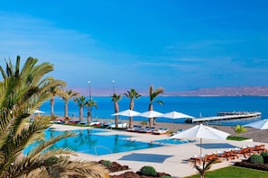 2 Außenpools, Sonnenschirme